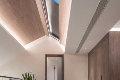 A STUNNING SLOPING HOUSE