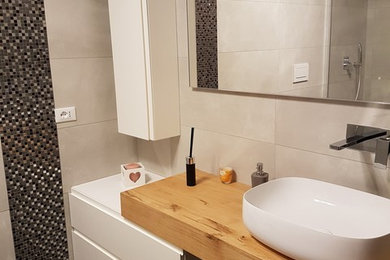 Foto di una stanza da bagno con doccia minimalista di medie dimensioni con ante lisce, ante bianche, doccia aperta, WC a due pezzi, piastrelle beige, piastrelle in gres porcellanato, pavimento in gres porcellanato, lavabo a bacinella, top in legno e pavimento nero