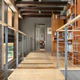 Inspiration för klassiska hallar, med grå väggar och ljust trägolv