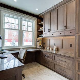 Foto på ett mellanstort vintage hemmabibliotek, med beige väggar, travertin golv och ett inbyggt skrivbord