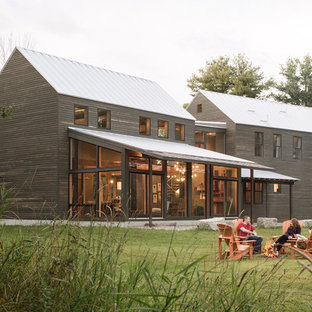 Exempel på ett klassiskt brunt trähus, med två våningar och sadeltak