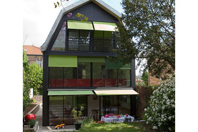 Cette photo montre une façade de maison tendance.