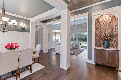 Entryway - traditional entryway idea in Houston