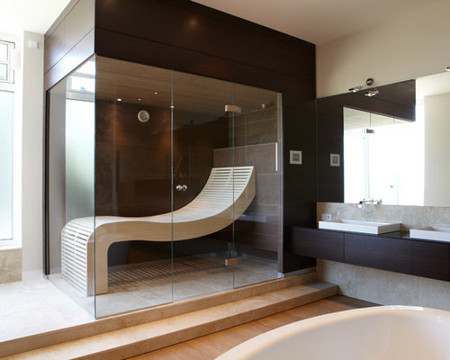 Badezimmer mit braunem Holzboden und Steinfliesen Ideen, Design