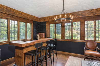Example of a home bar design in New York