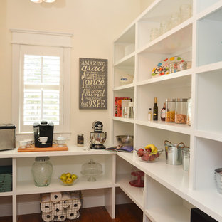 Идея дизайна: большая угловая кухня в стиле кантри с паркетным полом среднего тона, кладовкой, белыми фасадами, раковиной в стиле кантри, фасадами с выступающей филенкой, мраморной столешницей, белым фартуком, фартуком из плитки мозаики, техникой из нержавеющей стали и островом