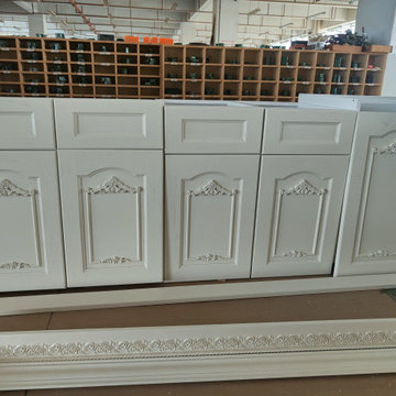 Majestic Classic Charm Ash Solid Wood Assembled Kitchen Cabinet Antique White