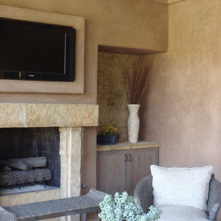 Großes, Repräsentatives, Offenes Mediterranes Wohnzimmer mit beiger Wandfarbe, Schieferboden, Kamin, Kaminsims aus Stein und Wand-TV in San Francisco