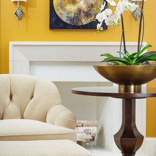 Foto di un piccolo soggiorno tradizionale aperto con sala formale, pareti gialle, moquette, camino classico, nessuna TV e pavimento beige