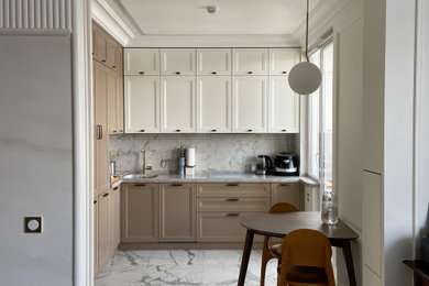 Idéer för ett mellanstort klassiskt beige kök, med en integrerad diskho, luckor med upphöjd panel, beige skåp, bänkskiva i koppar, vitt stänkskydd, stänkskydd i porslinskakel, vita vitvaror, klinkergolv i porslin och vitt golv