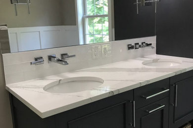 Example of a trendy bathroom design in New York