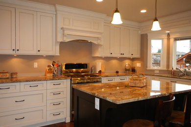 Kitchen - traditional kitchen idea in Vancouver