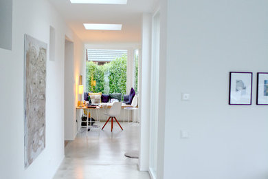 Mittelgroßer Nordischer Flur mit weißer Wandfarbe, Vinylboden und grauem Boden in Köln