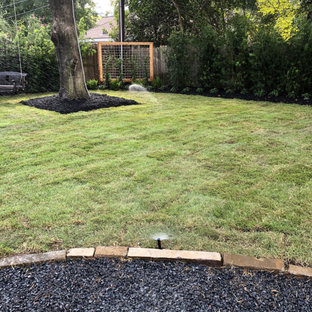 Großer, Halbschattiger Stilmix Kiesgarten hinter dem Haus mit Sichtschutz in Houston