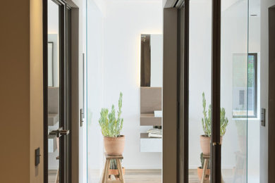 Exemple d'une très grande salle de bain principale et beige et blanche tendance avec un placard à porte vitrée, des portes de placard marrons, une baignoire posée, une douche ouverte, WC suspendus, un carrelage blanc, des carreaux de céramique, un mur blanc, parquet foncé, un plan vasque, un plan de toilette en bois, un sol marron, aucune cabine, une niche, meuble simple vasque, meuble-lavabo suspendu et un plafond décaissé.