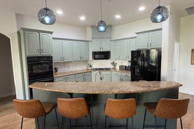 Transitional kitchen photo in Sacramento