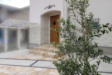 Imagen de fachada de casa blanca y gris moderna de tamaño medio de dos plantas con revestimientos combinados, tejado a dos aguas y tejado de varios materiales