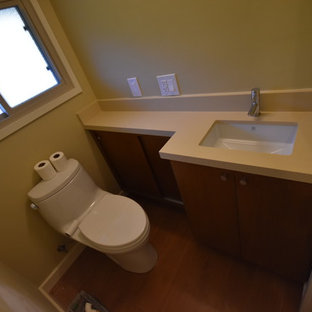 Ispirazione per una grande stanza da bagno padronale minimalista con ante lisce, ante in legno scuro, vasca freestanding, doccia ad angolo, WC monopezzo, piastrelle beige, piastrelle in gres porcellanato, pareti beige, pavimento con piastrelle di ciottoli, lavabo sottopiano, top in rame e pavimento beige