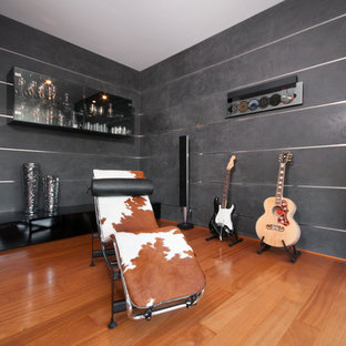 ヴェネツィアのモダンスタイルのおしゃれなホームオフィス・仕事部屋 (無垢フローリング、グレーの壁) の写真