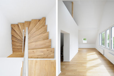 Holztreppe und Galerie mit offenem Dachraum