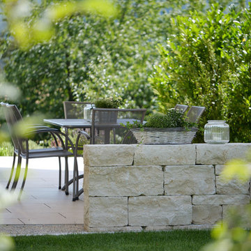 Großzügige Terrasse mit stilvollem Sonnenschutz