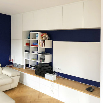 Meuble TV sur mesure blanc sur mur bleu