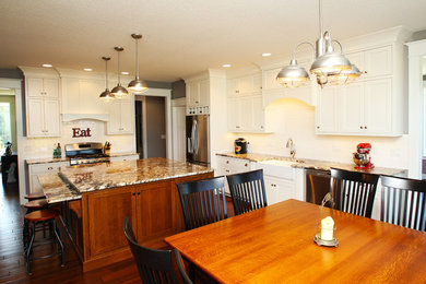 Example of a minimalist kitchen design in Chicago