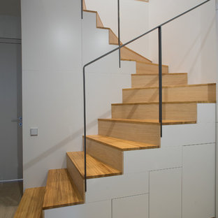 Удачное сочетание для дизайна помещения: п-образная лестница среднего размера в современном стиле с деревянными ступенями и деревянными подступенками - самое интересное для вас