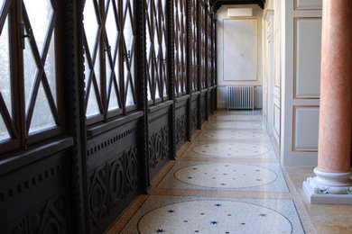Foto di un grande corridoio chic con pavimento alla veneziana e pavimento multicolore