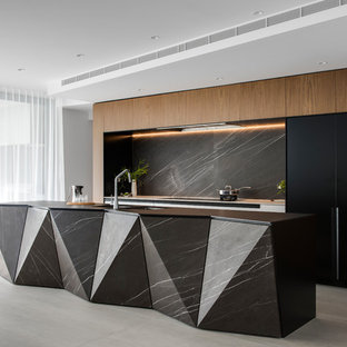 Zweizeilige, Große Moderne Küche mit Vorratsschrank, Doppelwaschbecken, flächenbündigen Schrankfronten, weißen Schränken, Arbeitsplatte aus Recyclingglas, Küchenrückwand in Grau, Rückwand aus Marmor, schwarzen Elektrogeräten, Porzellan-Bodenfliesen, Kücheninsel, grauem Boden und schwarzer Arbeitsplatte in Sydney