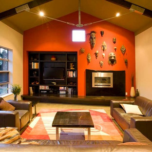 Exempel på ett modernt allrum med öppen planlösning, med röda väggar, betonggolv, en standard öppen spis, en spiselkrans i trä och en inbyggd mediavägg
