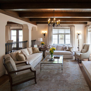 Mittelgroßes, Offenes Mediterranes Wohnzimmer mit weißer Wandfarbe, dunklem Holzboden, Kamin und Kaminsims aus Stein in Santa Barbara