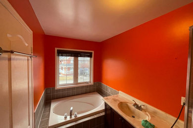 Ejemplo de cuarto de baño moderno con paredes rojas