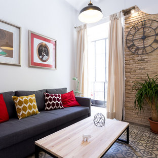 Idee per un piccolo soggiorno mediterraneo aperto con pareti bianche, pavimento con piastrelle in ceramica, nessun camino, TV a parete e pavimento multicolore