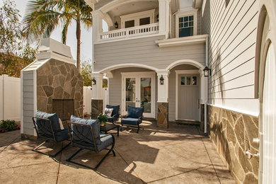 Example of a classic patio design in Los Angeles