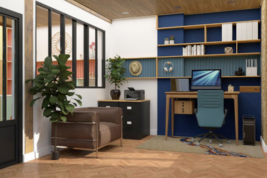 Cette image montre un petit bureau atelier design avec un mur bleu, parquet clair, aucune cheminée, un bureau indépendant et un plafond en bois.