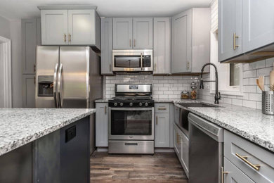 Kitchen - modern kitchen idea in St Louis