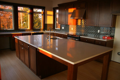 Example of a classic kitchen design in Seattle