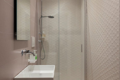 Ejemplo de cuarto de baño único y flotante minimalista pequeño con sanitario de pared, baldosas y/o azulejos rosa, baldosas y/o azulejos de porcelana, paredes blancas, suelo de madera clara, aseo y ducha, lavabo suspendido y ducha con puerta corredera
