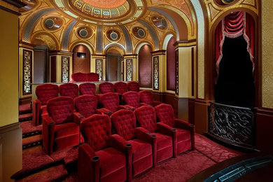Diseño de cine en casa cerrado mediterráneo grande con paredes multicolor, moqueta y pantalla de proyección
