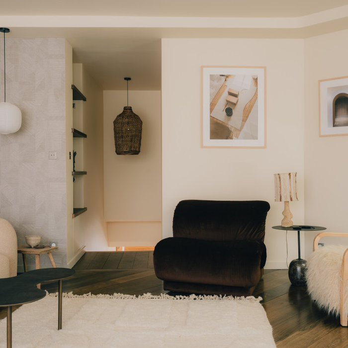 Example of a tuscan living room design in Paris