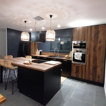 Villemur-sur-Tarn - Une cuisine noire & bois ouverte sur le séjour