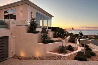 Photo of a mediterranean landscaping in Los Angeles.