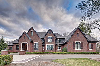 Elegant home design photo in Detroit