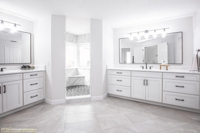 Пример оригинального дизайна: главная ванная комната среднего размера в стиле неоклассика (современная классика) с фасадами с утопленной филенкой, белыми фасадами, угловым душем, белой плиткой, керамогранитной плиткой, полом из керамогранита, врезной раковиной, столешницей из искусственного кварца, серым полом, белой столешницей, сиденьем для душа, тумбой под одну раковину и встроенной тумбой