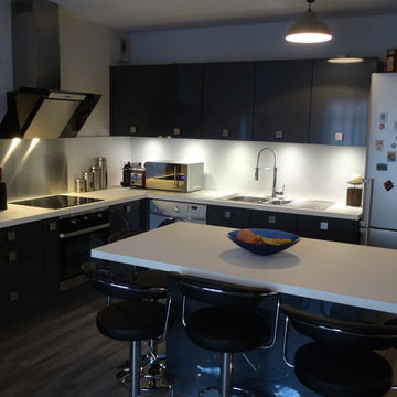 Façade Gris Anthracite Brillant, Plan de Travail Blanc