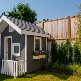 Diseño de jardín de estilo americano, de tamaño medio, con parque infantil