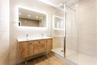 Cette photo montre une salle de bain moderne.