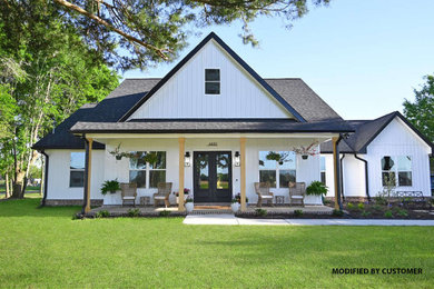 Inspiration for a cottage exterior home remodel in Atlanta