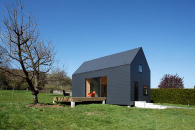 Inspiration pour une façade de maison design.